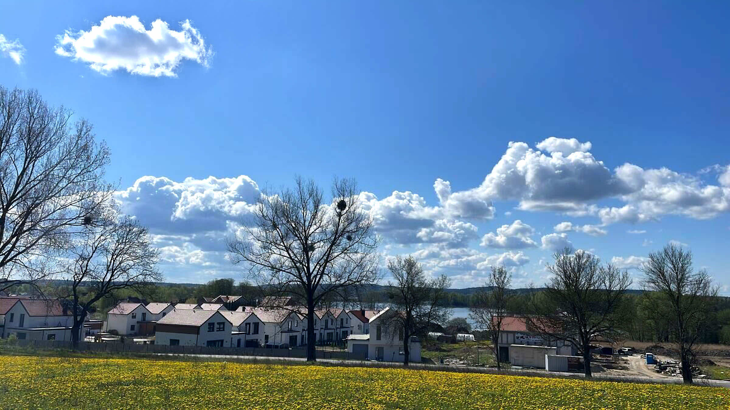 Widok z lotu ptaka na jeziora i tereny zielone Warmii